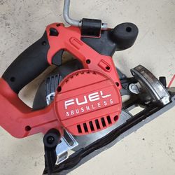Milwaukee M18 FUEL 18V Lithium-Ion Brushless Cordless 6-1/2 in. Circular Saw (Tool-Only)