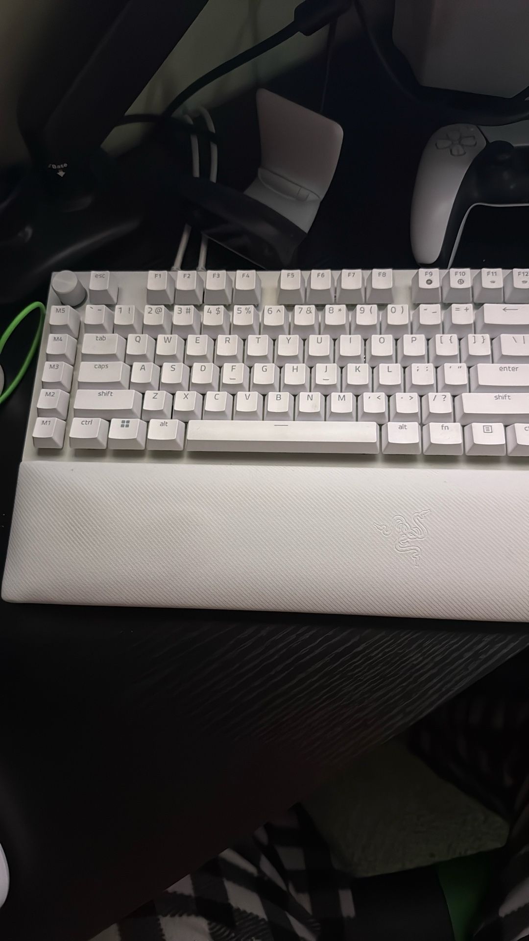 Razer Black Widow V4 (White Edition) 100% keyboard(with wrist rest)