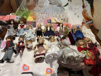 Knock Knacks/ Collectibles/statues/dolls. 