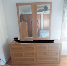 Dresser w/ mirror