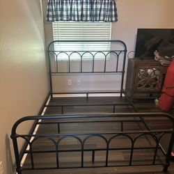 Black Metal Queen Size Bed Frame In Great Condition 