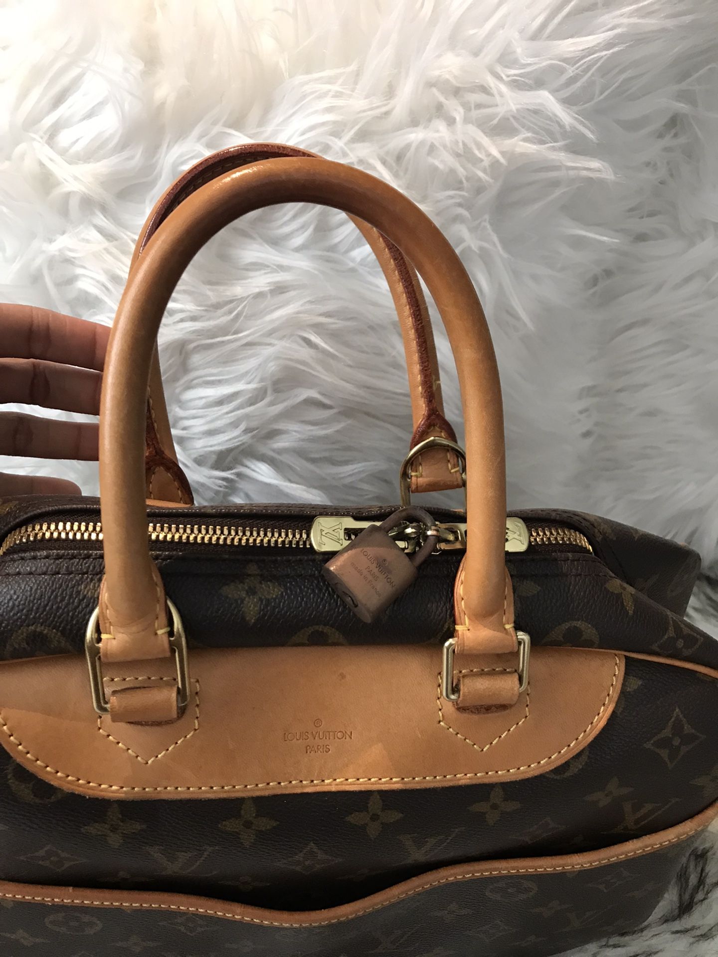 Louis Vuitton Deauville Monogram Handbag for Sale in Houston, TX - OfferUp