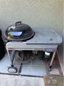 Weber Performer Deluxe charcoal grill with 2 cast iron grates