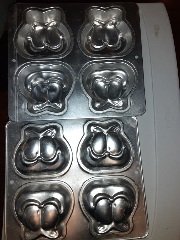 2 Garfield Wilton Individual Cake Pans