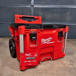 Milwaukee PACKOUT 22” Rolling Tool box 