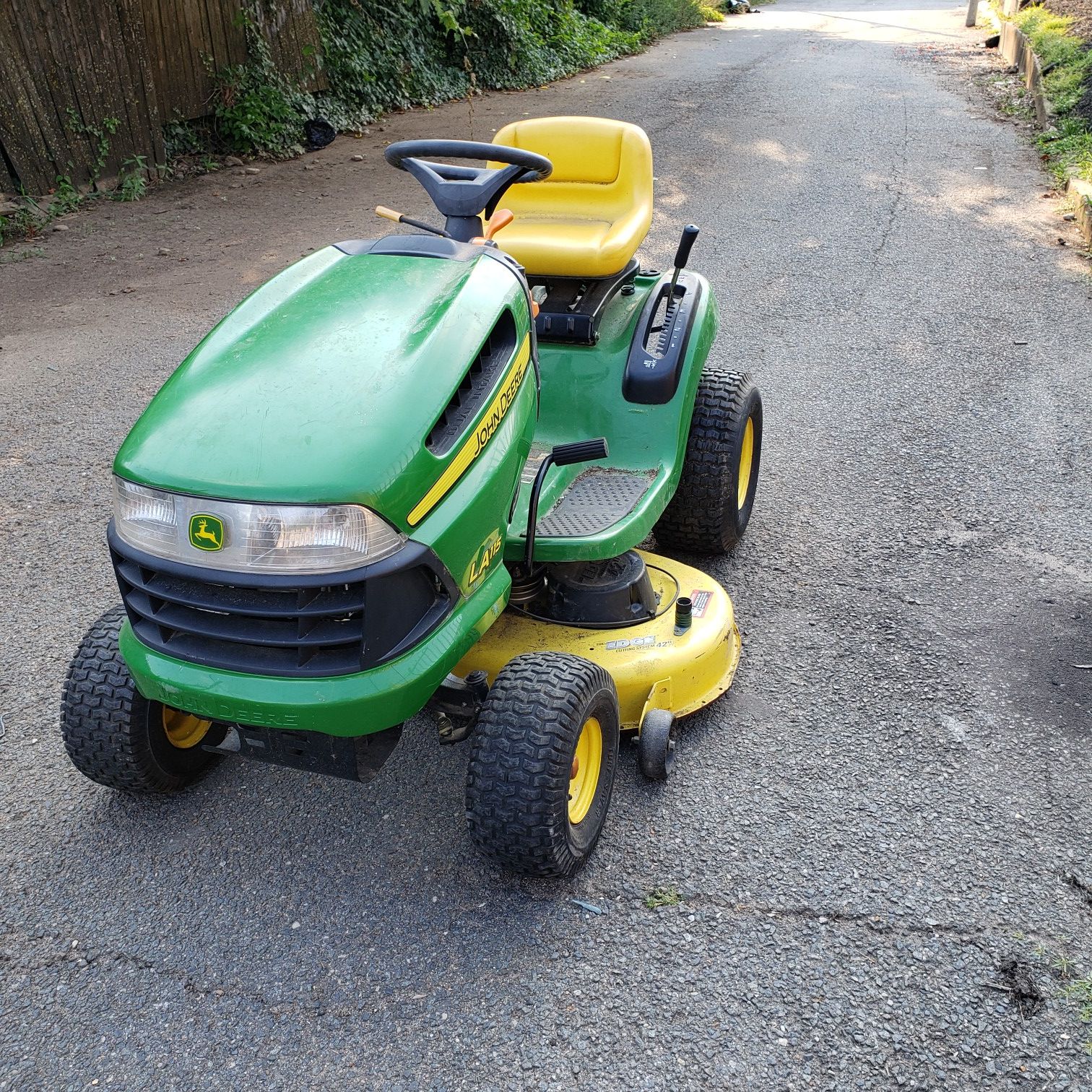 John Deere LA115 Tractor Riding Lawnmower