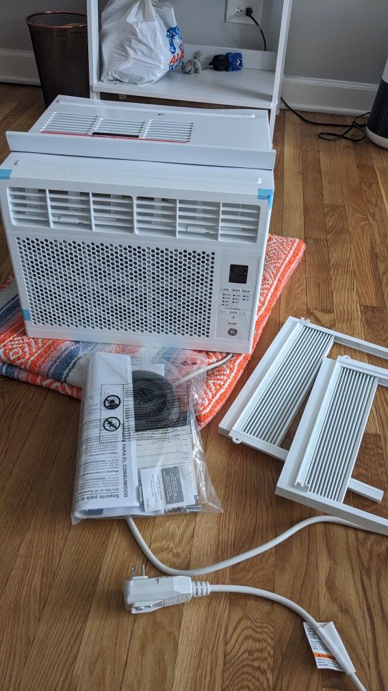 GE - 250 SqFt 6K BTU Window AC with Remote