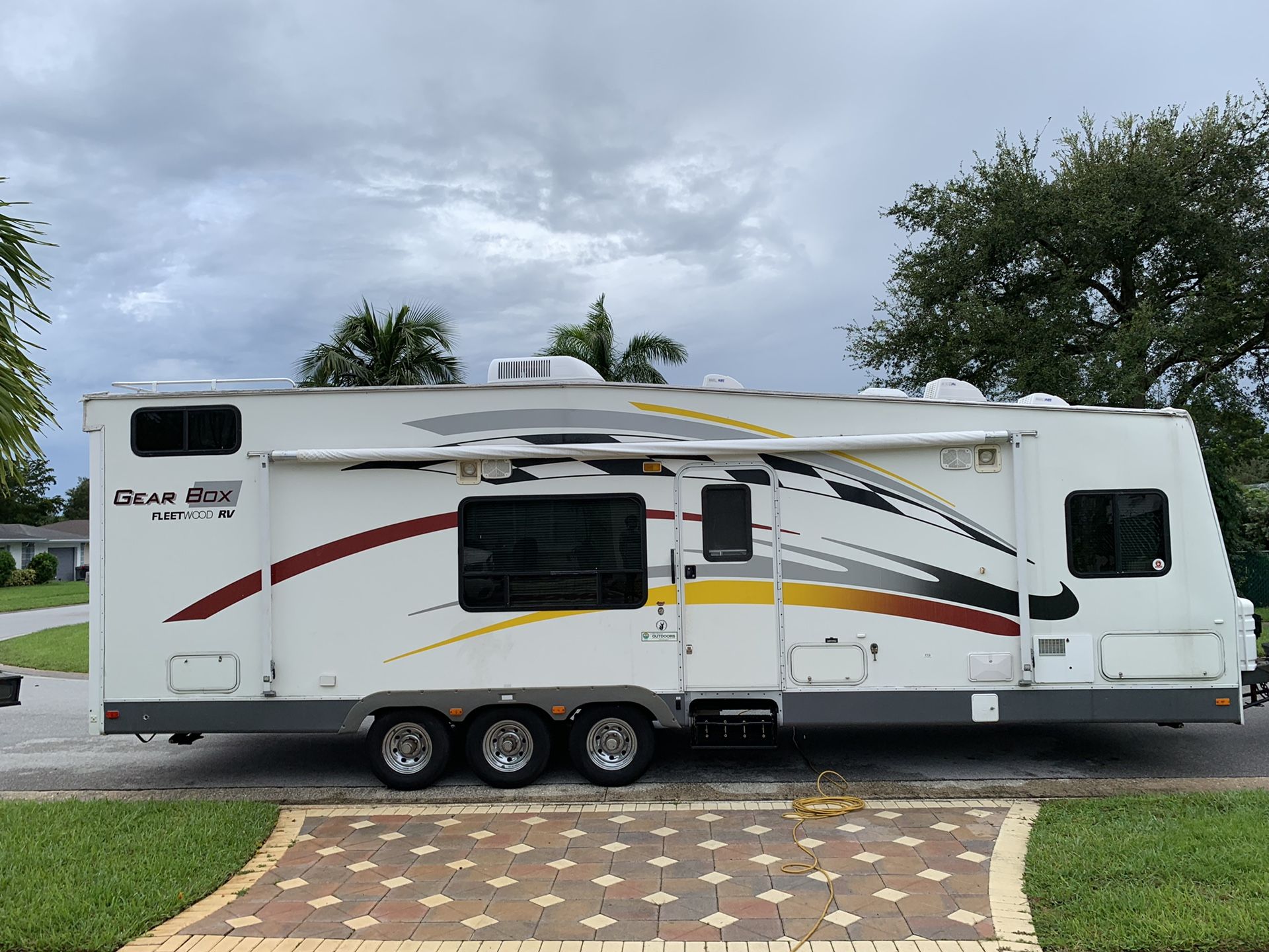 2004 Gearbox Fleetwood rv toyhauler