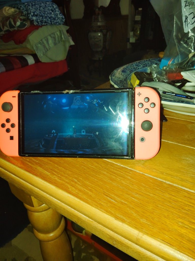 NINTENDO SWITCH OLED NO DOCK COMES WITH CAR CHARGER SCREEN PROCTOR,JUSt WELL USED THAT'S WHY IT'S CHEAP BRING YOUR GAME TO TEST IT . WORKS FINE