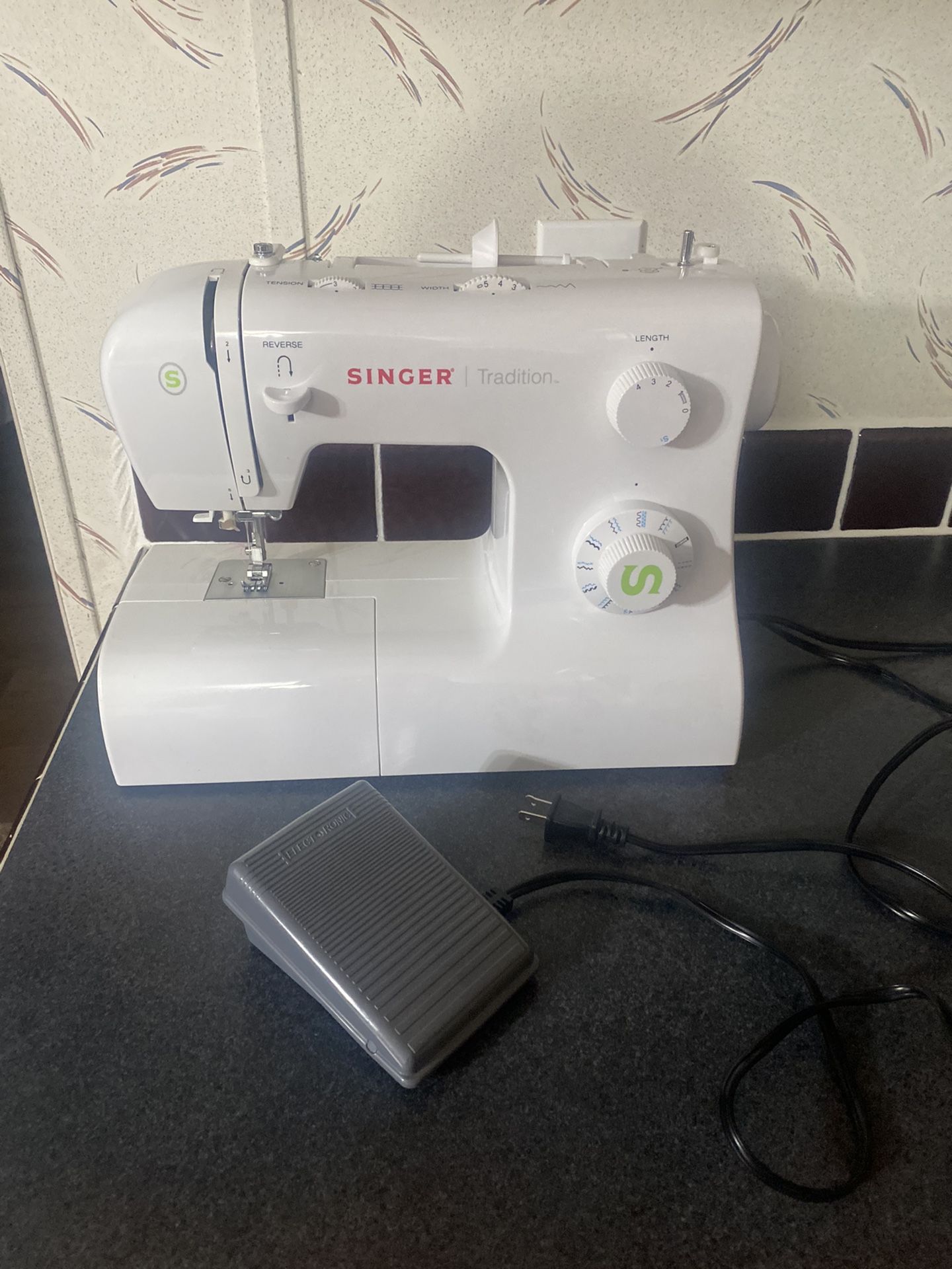 Like New !Singer Sewing Machine Only Used A Few Times.