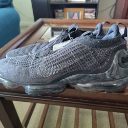 Vapormax Nike size 9 men's used but still got a lot of life $45 cash pick up only