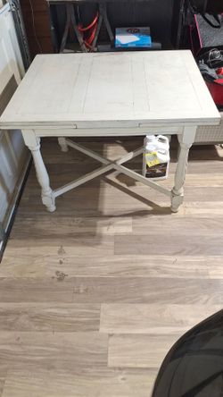 Table with leaves