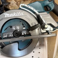 Makita new 71/4” Circular saw 40v XGT - tool only