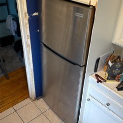Frigidaire Refrigerator – Clean & Reliable