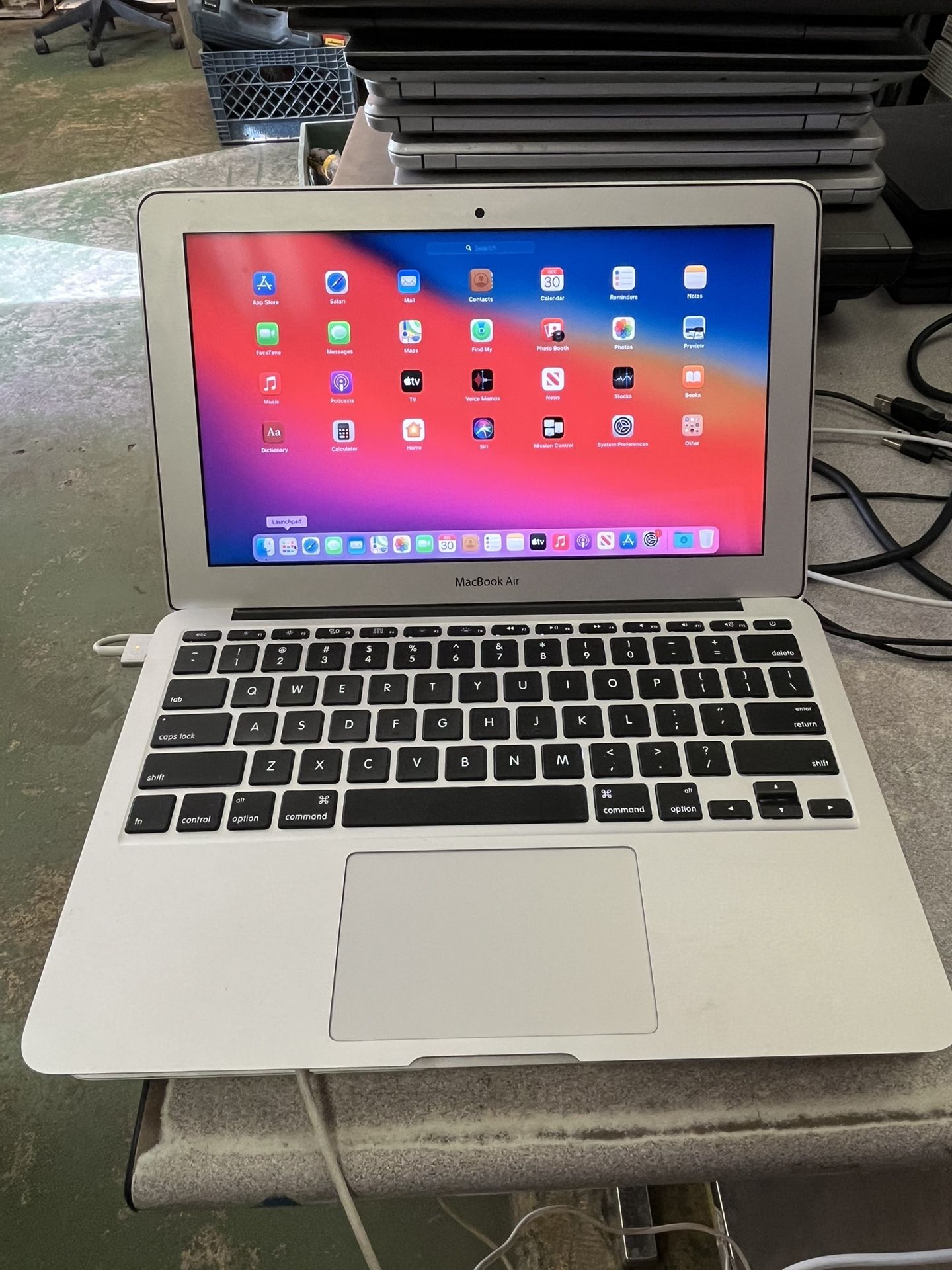MacBook Air 11-inch early 2014 1.4 ghz Intel Core i5 4GB RAM 251 GB Flash storage macOS big sur version 11.7.10 ** battery 🪫 needs service. It hold