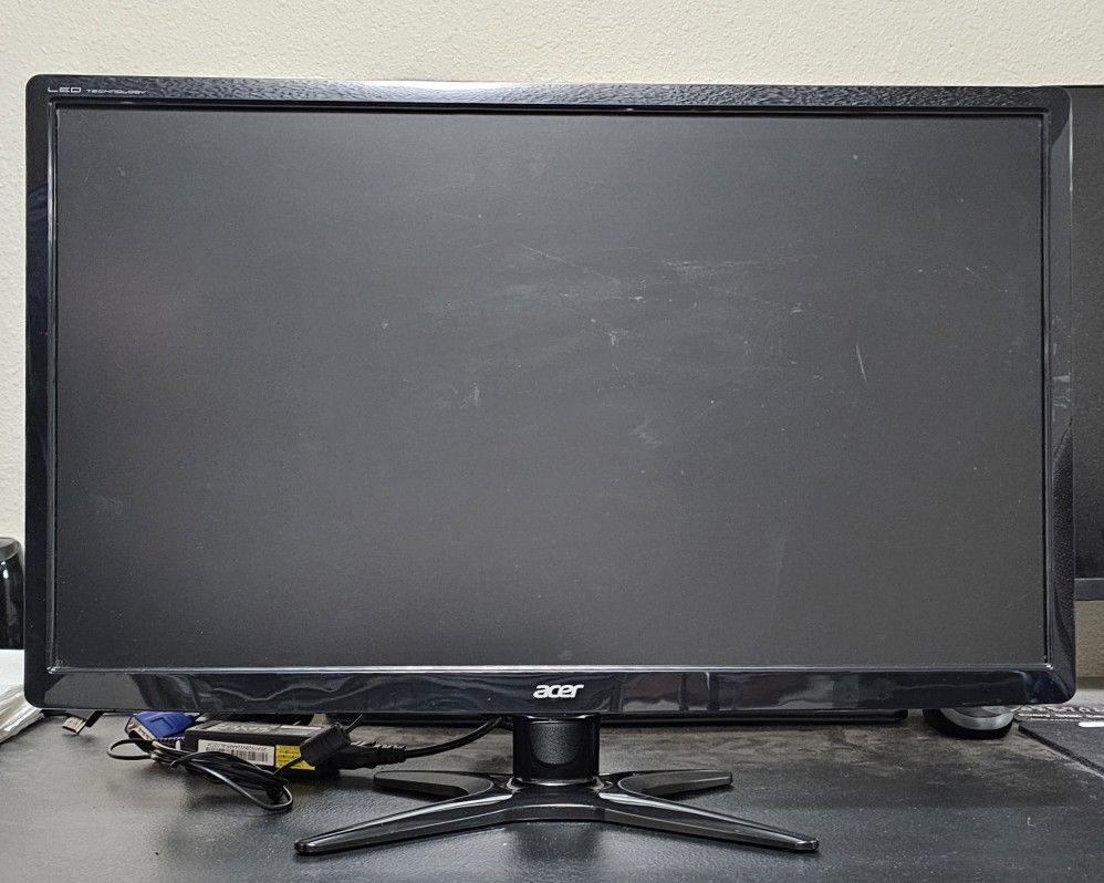 24" Monitor with Cables (Great Condition)
