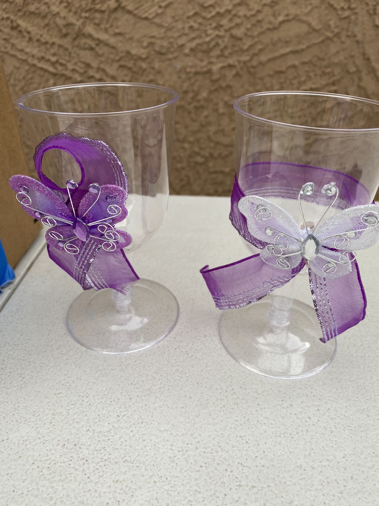 12 plastic wine glasses