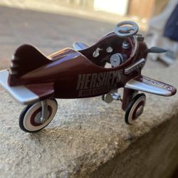 HERSHEY'S MINIATURE DIE-CAST PEDAL PLANE METAL 1:18 SCALE LIMITED EDITION NIB