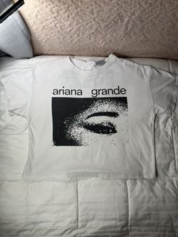 🌟 Ariana Grande Graphic T-Shirt – Authentic & Gently Used! 🌟**
