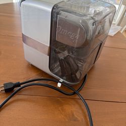 Omega Cube Juicer