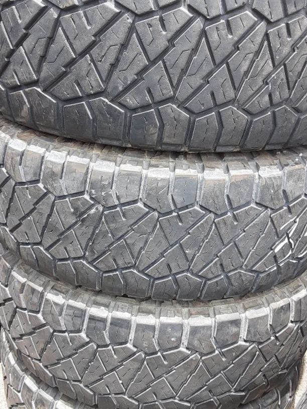 1SET DE LLANTAS 28560R20MARCA NITTO $250LAS 4 INSTALADA Y BALANCEADA