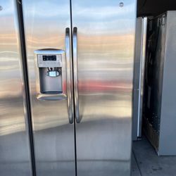 LIKE NEW GE REFRIGERATOR 