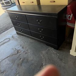❤️BEAUTIFUL DRESSER/6 DRAWER- BLACK COLOR- ASHLEY BRAND❤️