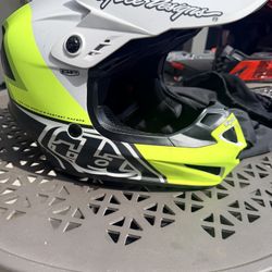 Troy Lee designs helmet