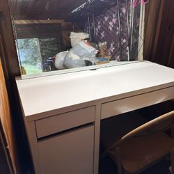 Desk / vanity