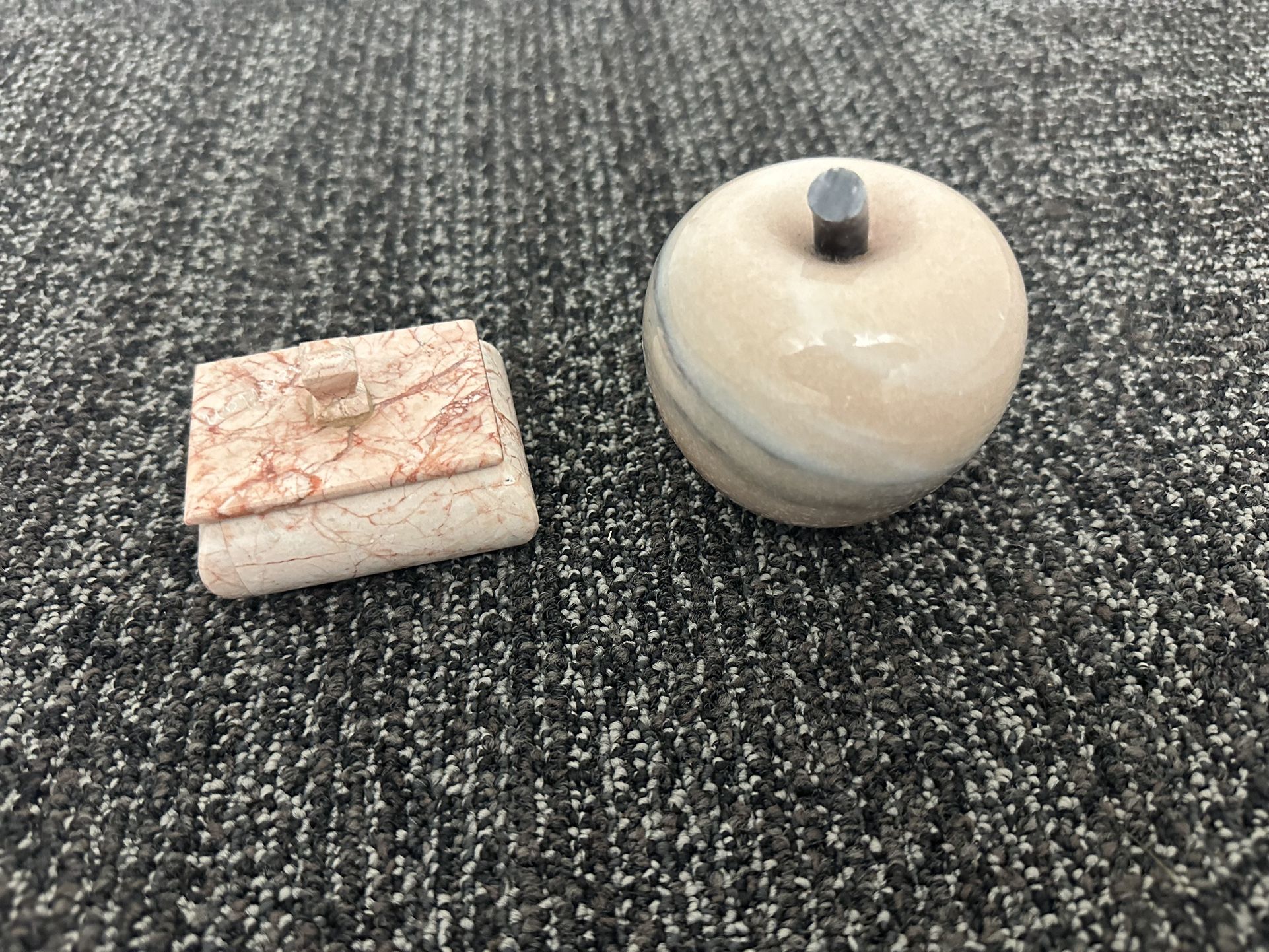 VINTAGE MARBLE/ALABASTER STONE APPLE PAPERWEIGHT