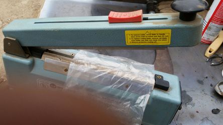 Plastic sealer machine