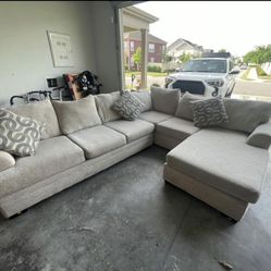🚚 FREE DELIVERY! Beautiful Large Beige Sectional Couch For Sale 