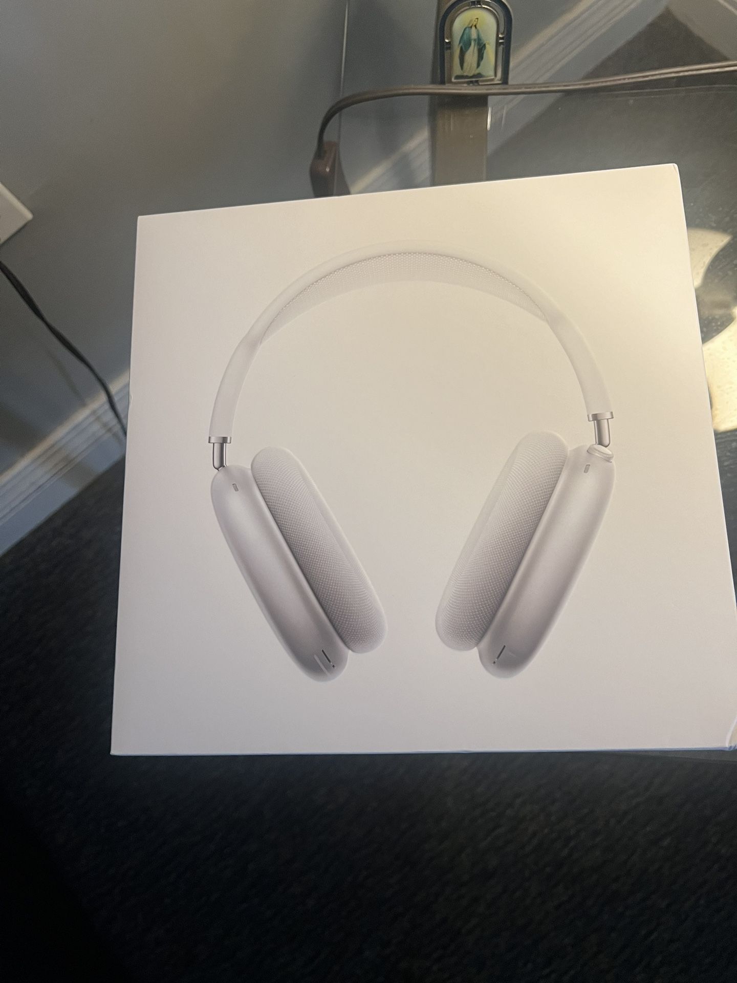 Air Pod Max Silver, New , Excellent Condition. Electronics & Media