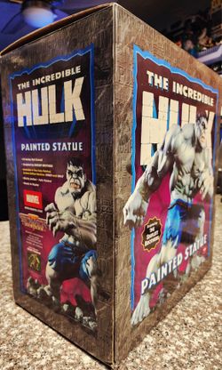 The Incredible HULK   ( statue )