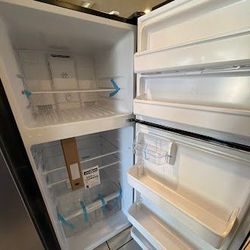 Frigidaire 28 in 17.6 Cu Ft Black Top Freezer Refrigerator FFHT1822UB
