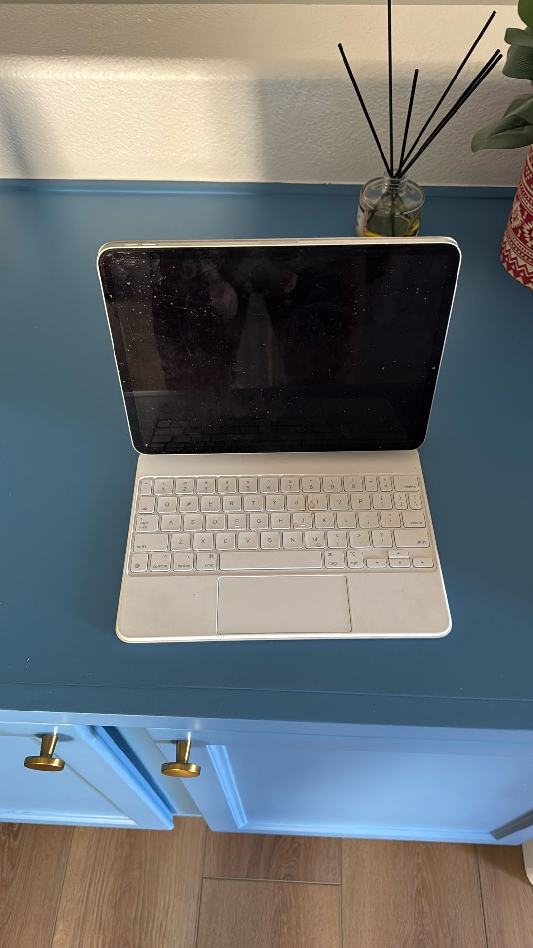 iPad Pro 11” (M1, 500GB) + Keyboard Folio – Excellent Condition