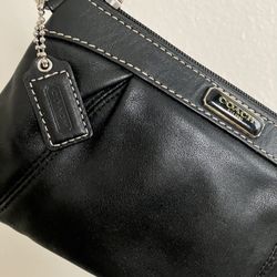 Authentic Coach wristlet 🖤