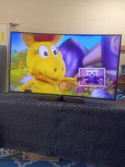 55 inch Samsung curved tv 4k smart beautiful tv comes with remote control shows great quality clear picture works perfect guaranteed