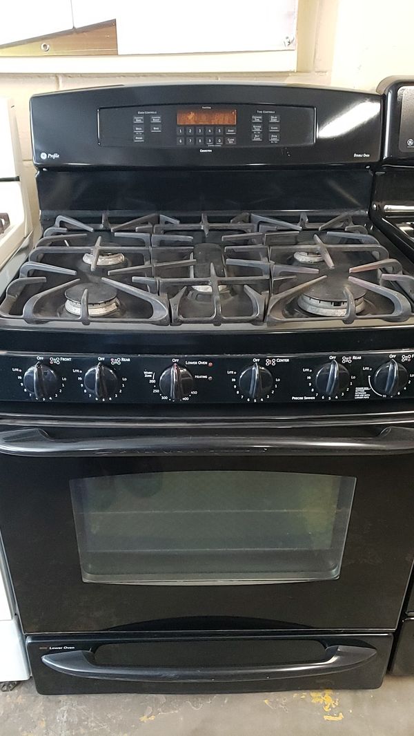 General Electric Gas Operated Stove And Convection Oven With Digital