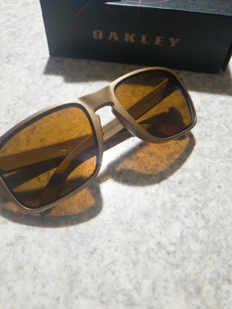  Oakley prizm bronze polarized Lenses, 
bronze Frame
