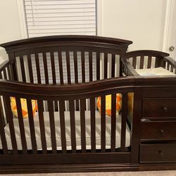 Baby Crib With Changing Table And Turns Into Toddler Bed 