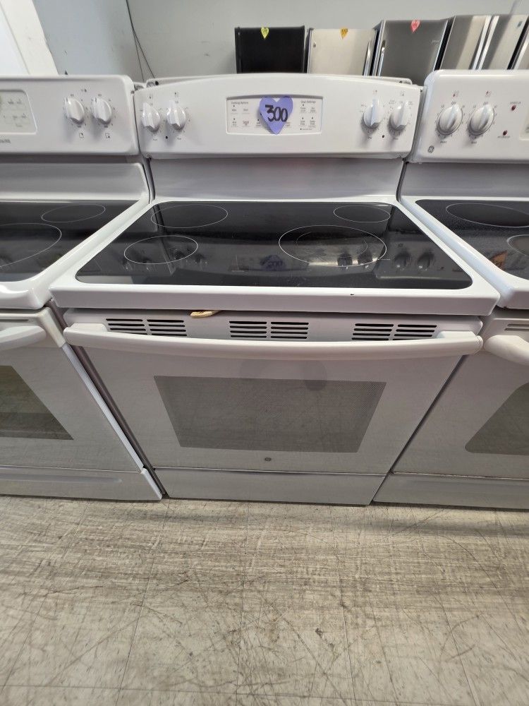 White Electric Stove Used In Good Condition With 90days Warranty From $300 Up To $350