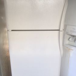 FRIGIDAIRE FRIDGE OFFWHITE REFRIGERATOR 29"wide66"tall works perfect clean