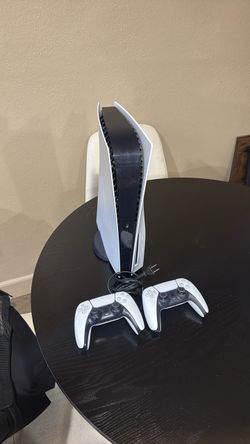PS5 Disc Edition w Two Controllers