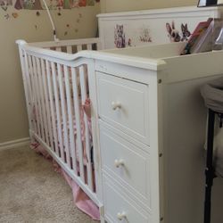 Toddler/Kids Convertible bed with Dresser – Excellent Condition