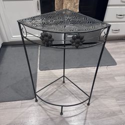 Metal Corner Plant Stand 27” Tall – Decorative Floral Accent Table