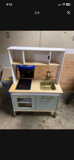 LOW PRICE MOVING- TODLER PLAY KITCHEN