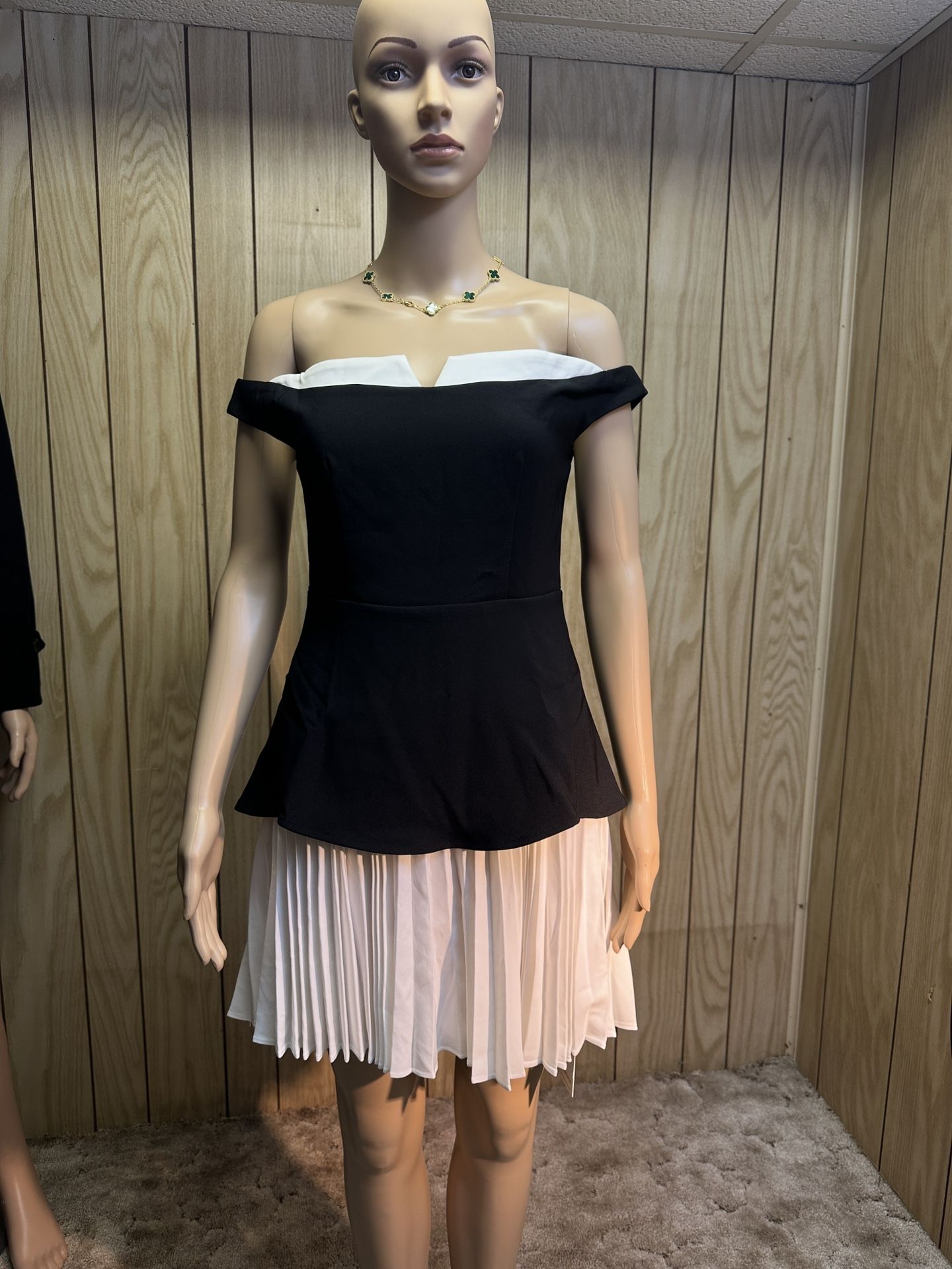 Black and white pleated short skirt, off-the-shoulder sleeveless dress