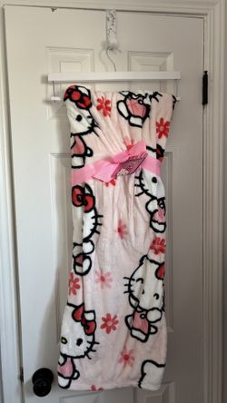 Hello Kitty Pink Daisy Blanket 