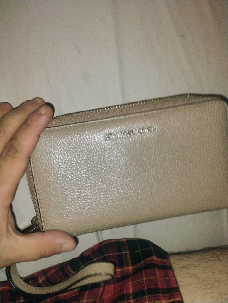 Micheal Kors Wallet For Women 30 Bucks 